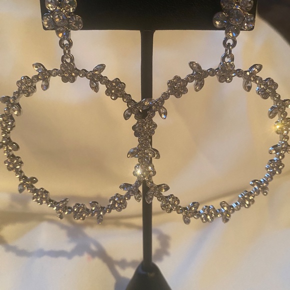 Silver flower hoop earrings - Picture 8 of 8